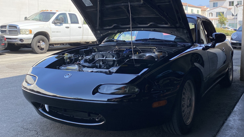 Mazda Miata 1993 года с поднятым капотом