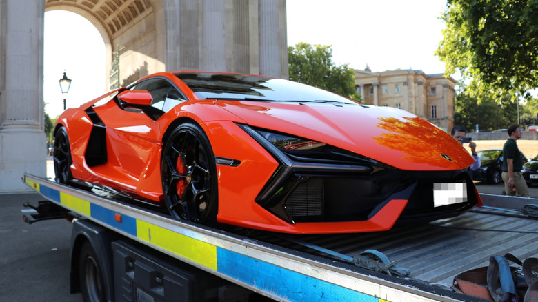 Lamborgini Revuelto, конфискованный во время репрессий столичной полицией Лондона.