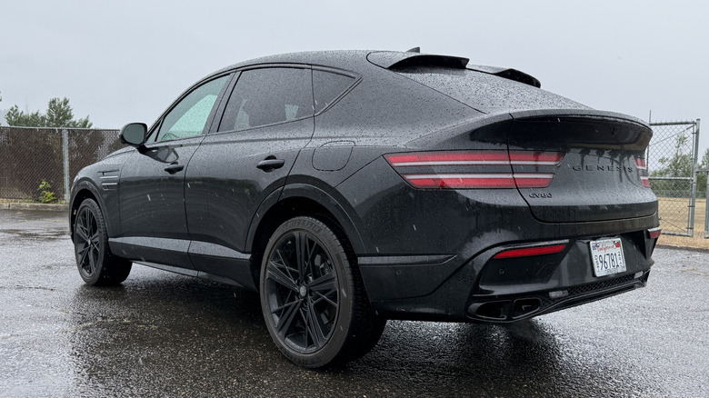 Вид сзади на припаркованный Genesis GV80 Coupe Prestige Black