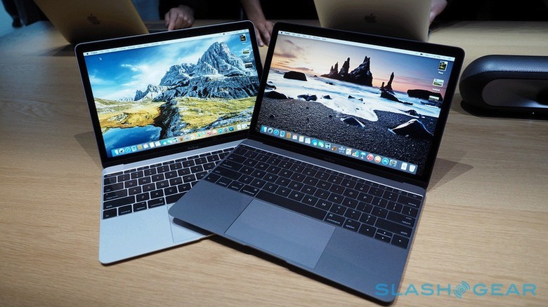 Два MacBook 2015 года выпуска на столе