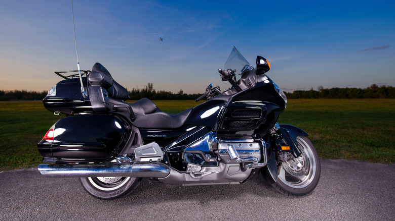 Темно-синяя Honda Goldwing на закате.