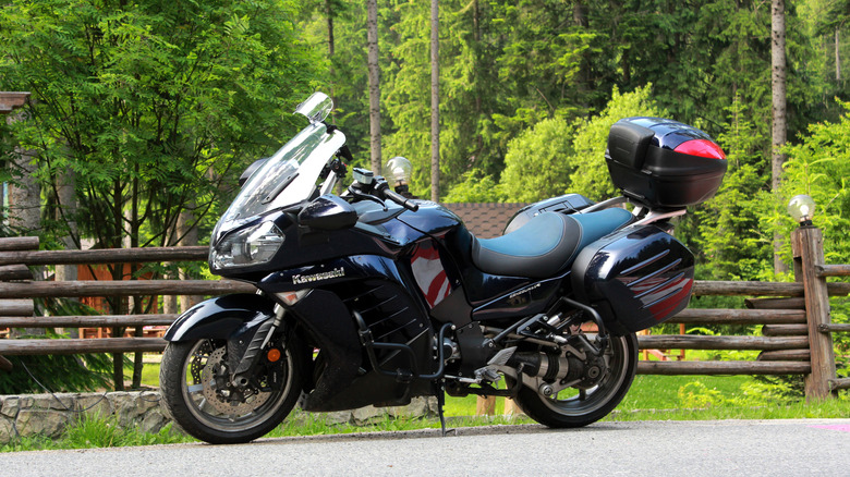 Kawasaki 1400GTR на дороге, на заднем плане деревья.