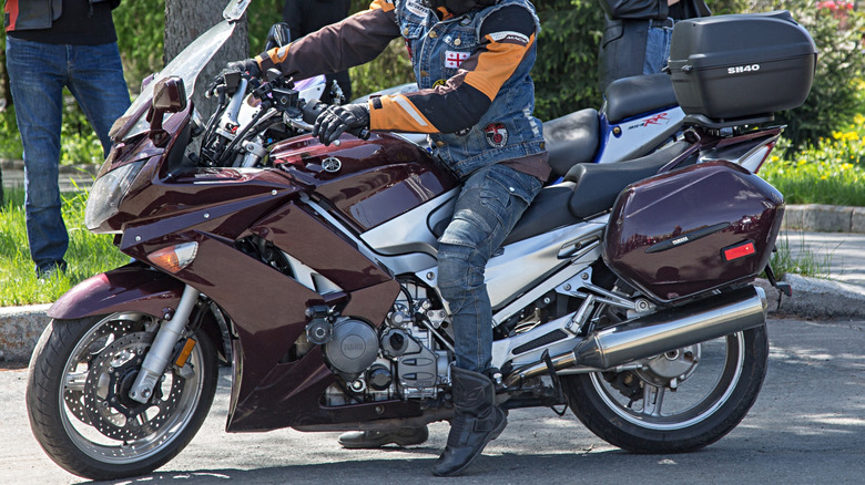Гонщик сидит на Yamaha FJR1300 и готов к работе.