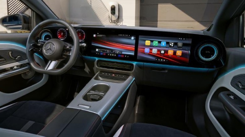 Интерьер электрического внедорожника Mercedes-Benz GLA 2028 года