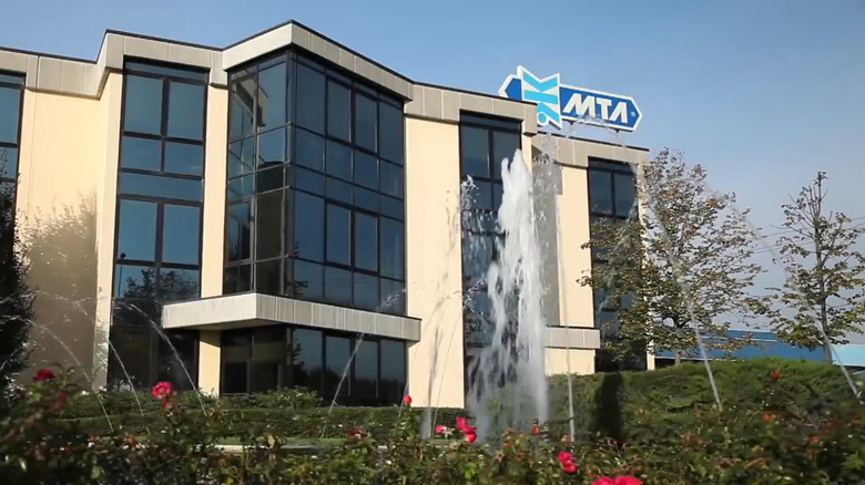 Объект MTA с видимым логотипом в Италии.