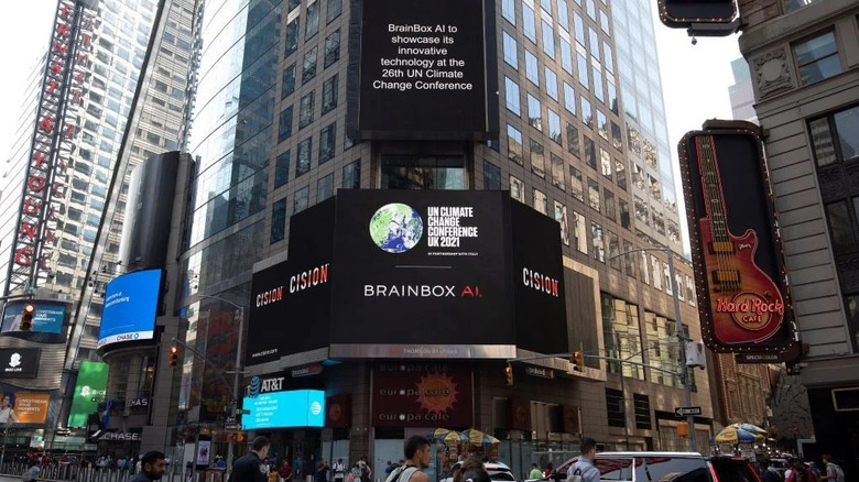 Реклама Brain Box AI на рекламном щите на Таймс-сквер.