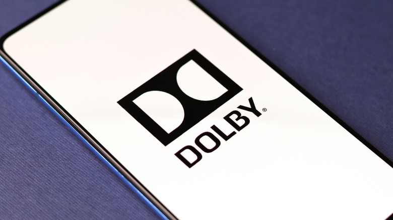 Логотип Dolby Vision на экране смартфона