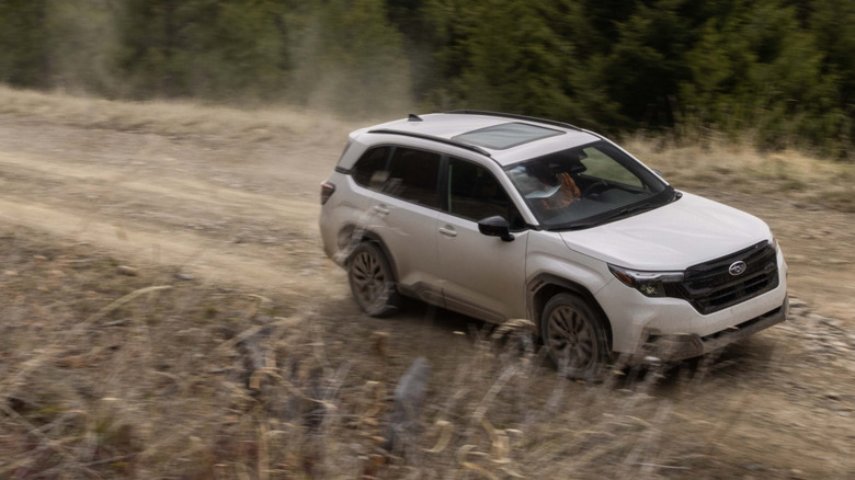 Вид сверху на белый Subaru Forester на бездорожье.