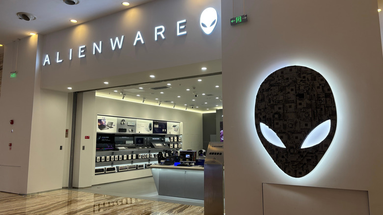 Магазин Alienware в торговом центре с подсвеченным логотипом и названием магазина.