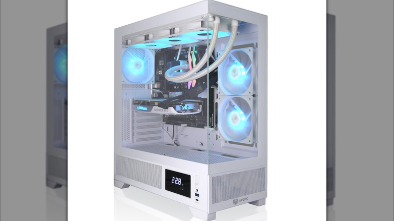 Готовый компьютер AVGPC Whirlwind белого цвета на витрине