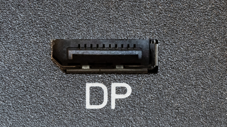 Крупный план порта подключения DisplayPort с буквами DP под ним.