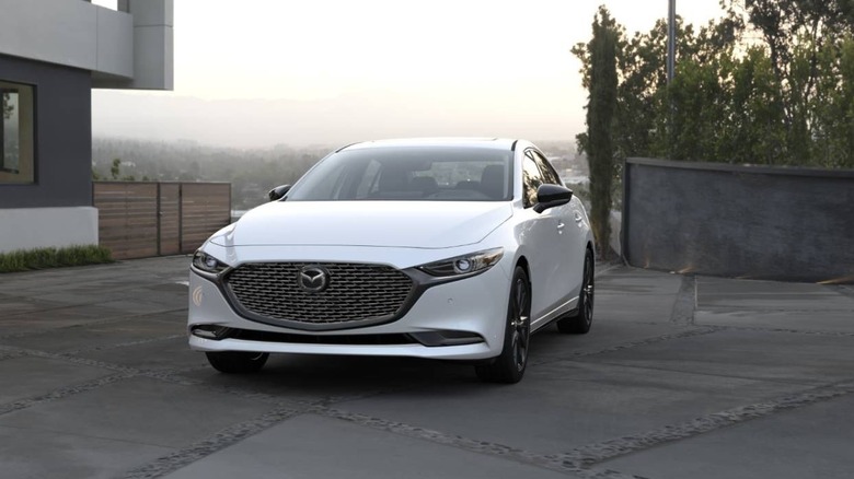 Mazda 3 2026 года на современной подъездной дорожке