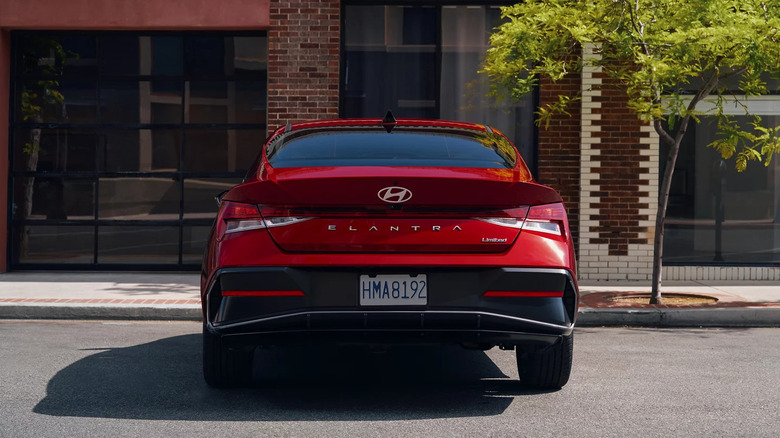 Elantra 2026 в красном цвете сзади на дороге