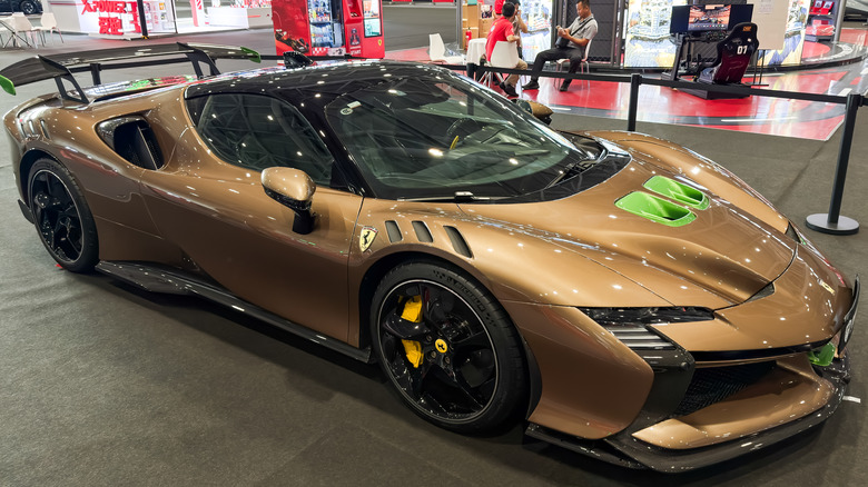 Гиперкар Ferrari F80 представлен на 30-м автосалоне в районе Большого залива Гуандун-Гонконг-Макао