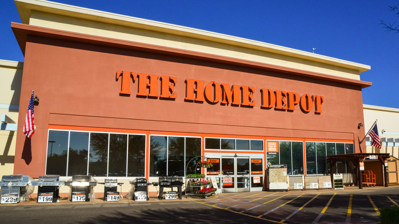 Оранжевый фасад здания с логотипом The Home Depot.