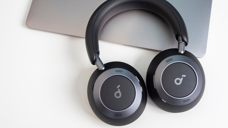 Наушники Anker Soundcore на ноутбуке