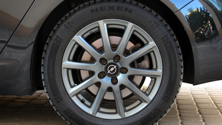 Opel оснащен зимней резиной Nexen.