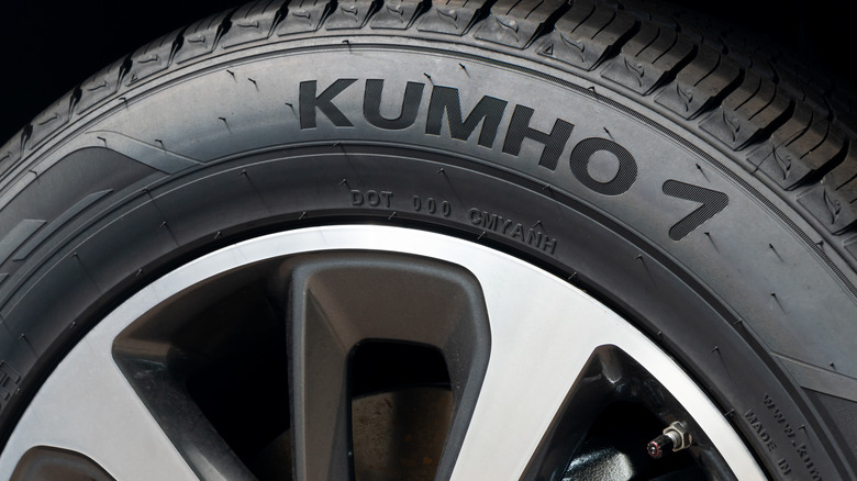 Колесо автомобиля с шинами Kumho.