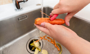 Как чистить мусоропровод (и как часто это следует делать)