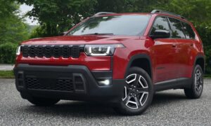 Новый гибридный Cherokee от Jeep имеет в виду RAV4 и CR-V, но справится ли он с этой задачей?