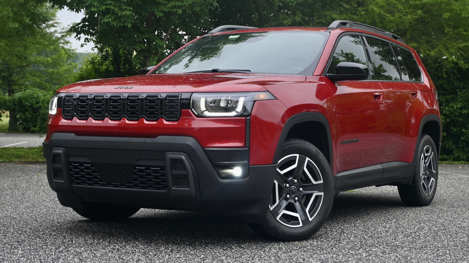 Новый гибридный Cherokee от Jeep имеет в виду RAV4 и CR-V, но справится ли он с этой задачей?