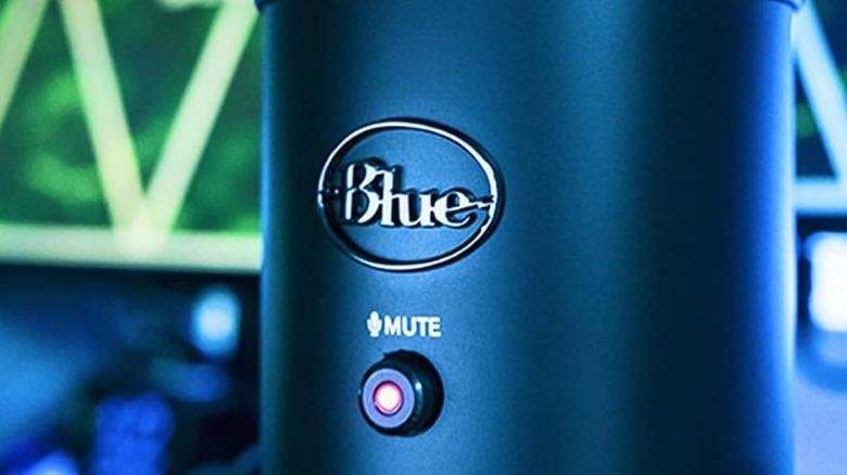 Микрофон Logitech Creators Blue Yeti.