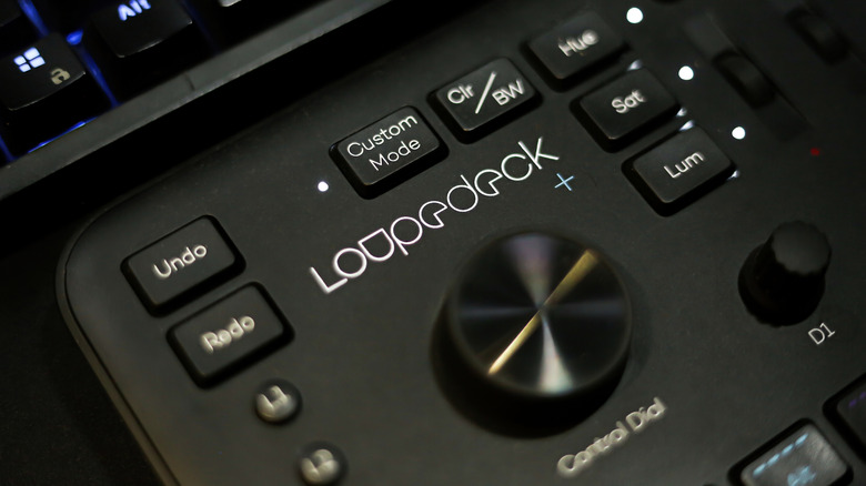 Логотип Loupedeck на панели управления.