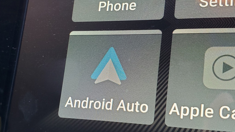 Значок Android Auto отображается в информационно-развлекательной системе автомобиля