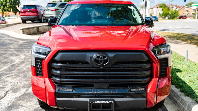 Пикап Toyota Tundra 2024 года выпуска.
