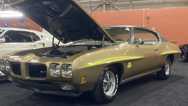 Pontiac GTO 1970 года с заводским напорным воздухом, припаркованный в помещении, вид спереди слева в 3/4