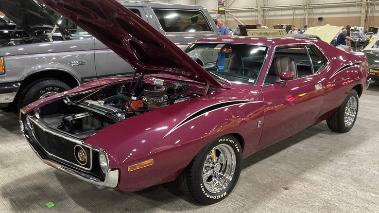 1971 AMC Javelin AMX с открытым капотом, вид спереди слева в 3/4, цвет сливового цвета снаружи