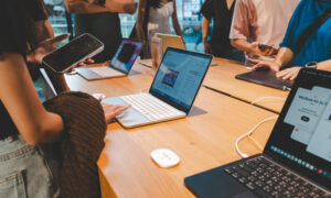 Dell XPS 13 против MacBook Neo: как сравниваются ноутбуки?