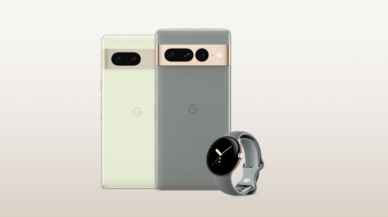 Pixel 7 и Pixel 7 Pro в зеленом и сером цветах, а также умные часы Pixel.