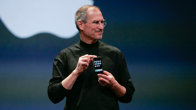 Стив Джобс держит оригинальный iPhone в 2007 году.