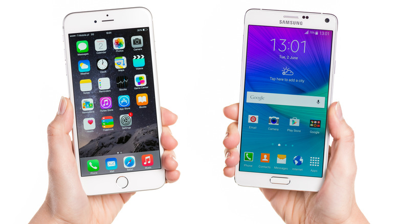 Человек с iPhone 6 Plus и Galaxy Note 4.