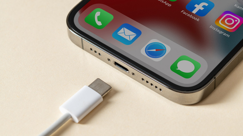 Кабель USB-C, входящий в iPhone.