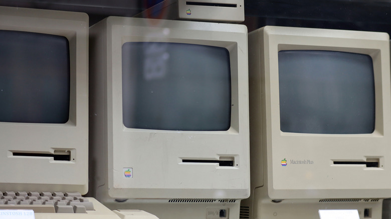 Старые компьютеры Macintosh, стоящие рядом друг с другом.