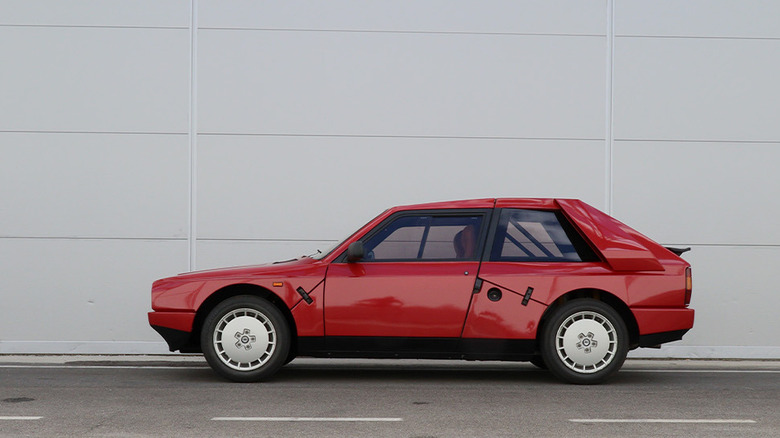Lancia Delta S4 Stradale на белом бетонном фоне, вид слева