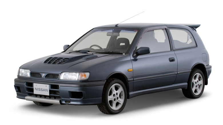 Nissan Pulsar GTI-R 1994 года на белом фоне, вид в 3/4 спереди слева