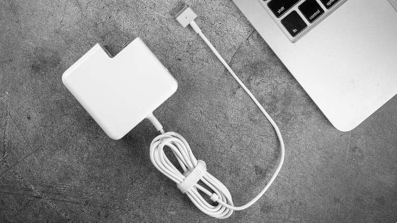 Разъем MagSafe 2 и адаптер питания. В этой версии MagSafe кабель был встроен в настенный адаптер.