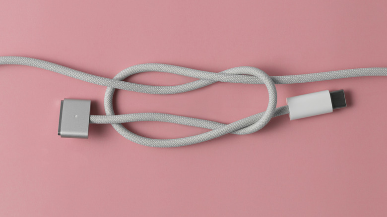 Плетеный кабель MagSafe 3 — USB-C, завязанный узлом.