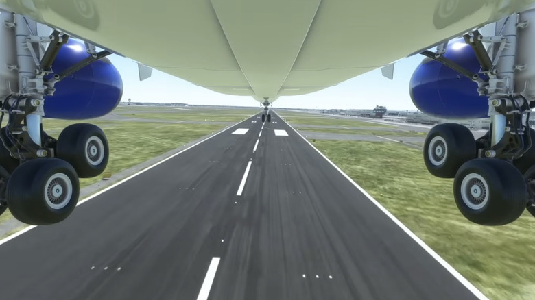 Вид на Боинг 787-10 снизу во время приземления.