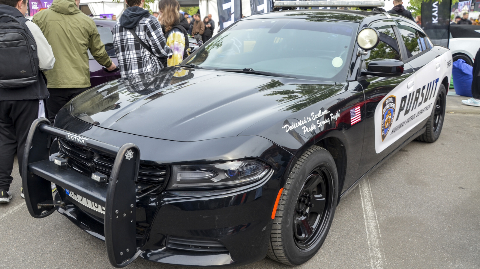 Полицейский автомобиль Charger вернулся с рядным шестицилиндровым двигателем с турбонаддувом под капотом