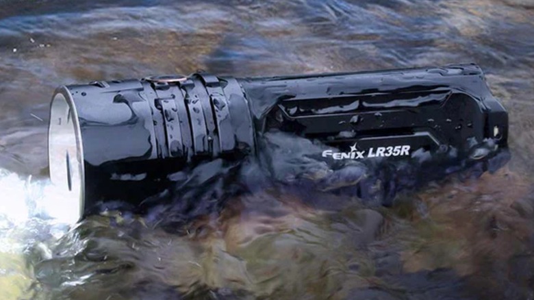 Фонарик Fenix ​​LR35R в проточной воде.