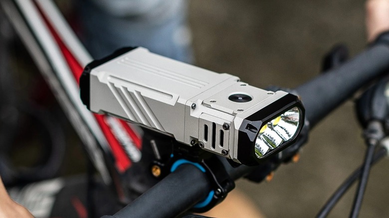 Wuben Lightok X1, прикрепленный к рулю велосипеда.