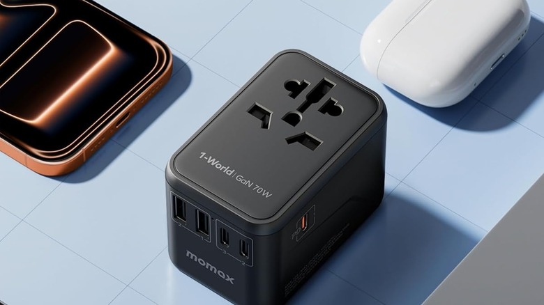 Дорожная вилка MOMAX с iPhone и AirPods по бокам