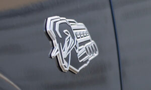 Если вы видите этот значок V8 с двигателем с рогами на грузовике Ram, вот что он означает