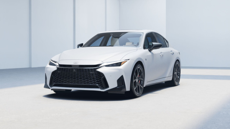 Lexus IS 350 2026 года выпуска в белом цвете на современном бело-сером фоне.