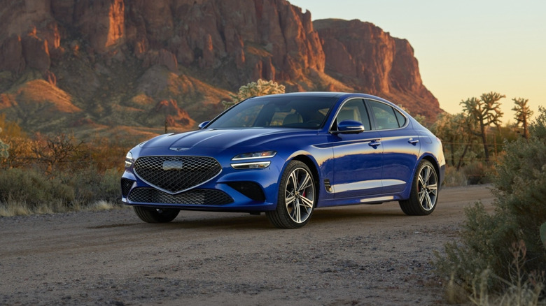 Синий Genesis G70 2026 года в пустыне в сумерках