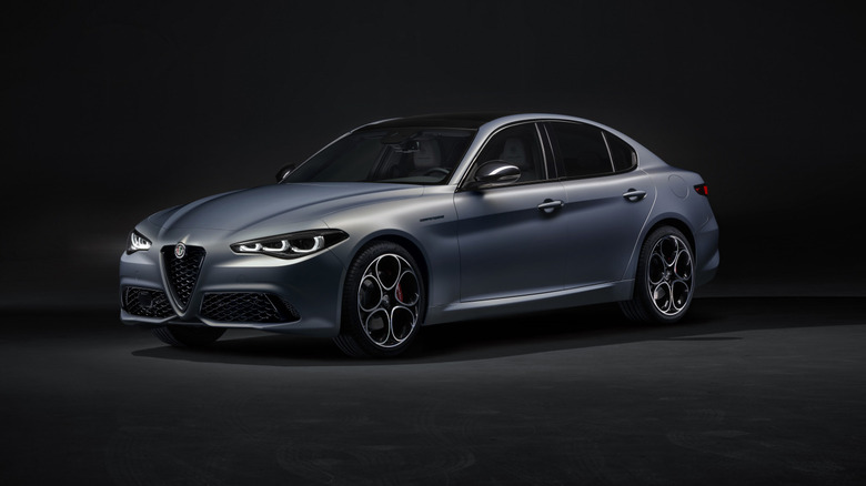 Alfa Romeo Giulia в сером цвете на темном фоне
